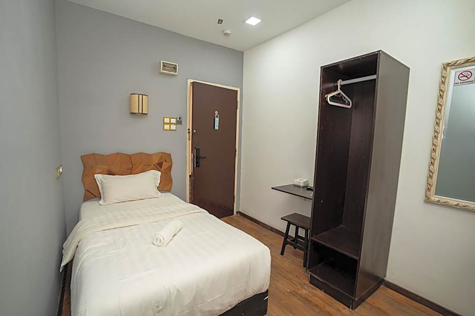 Photo 1 of 4 of Economy, Windowless
