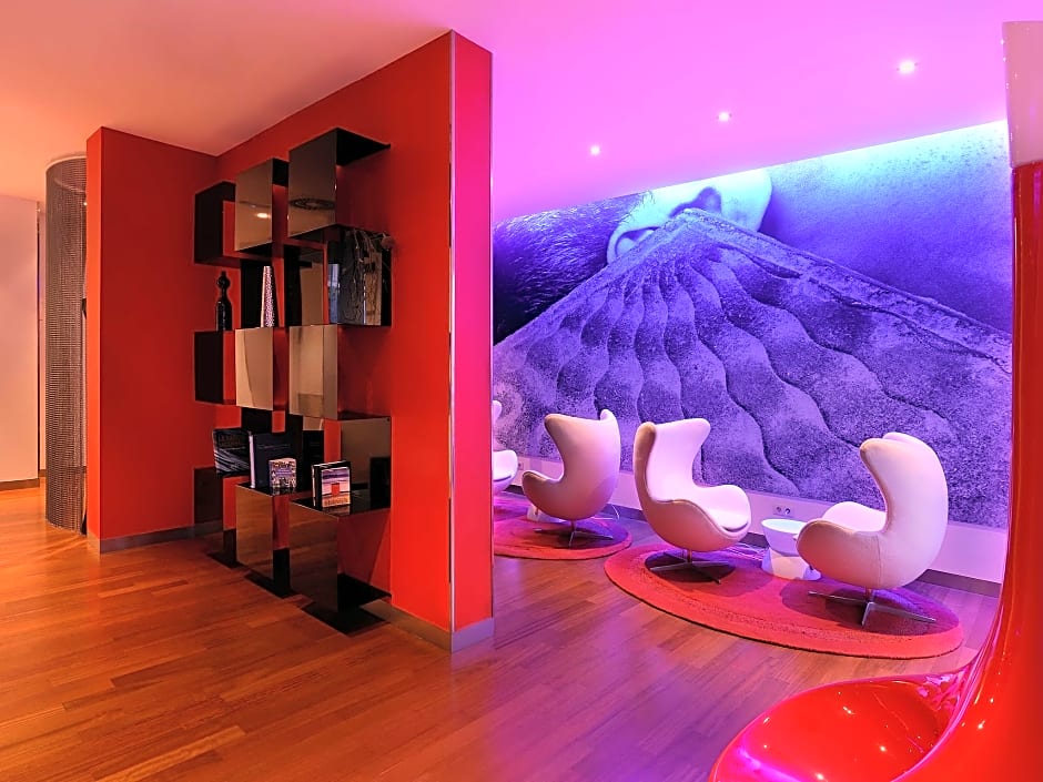 Paseo de Gracia Hotel, Sonder