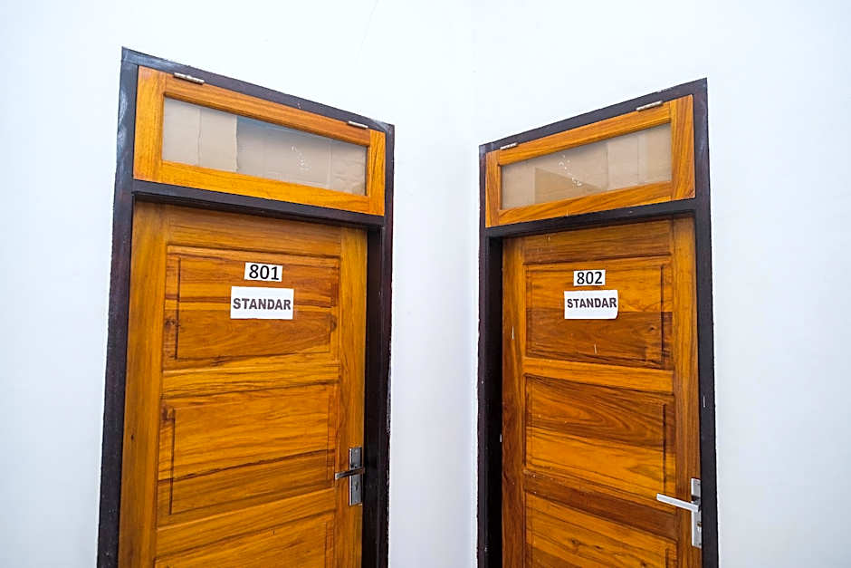 RedDoorz near De La Salle Manado