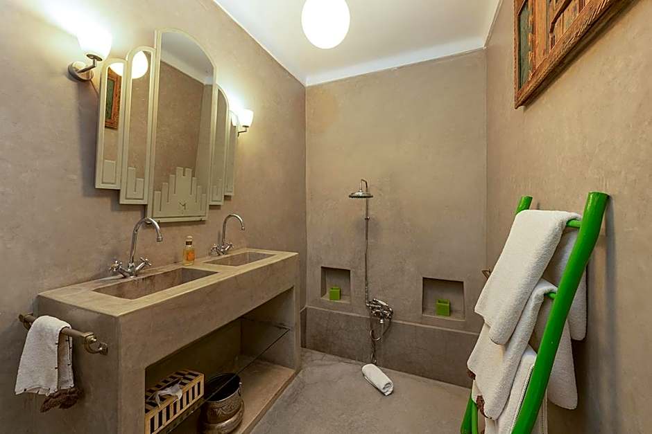 Riad Le J