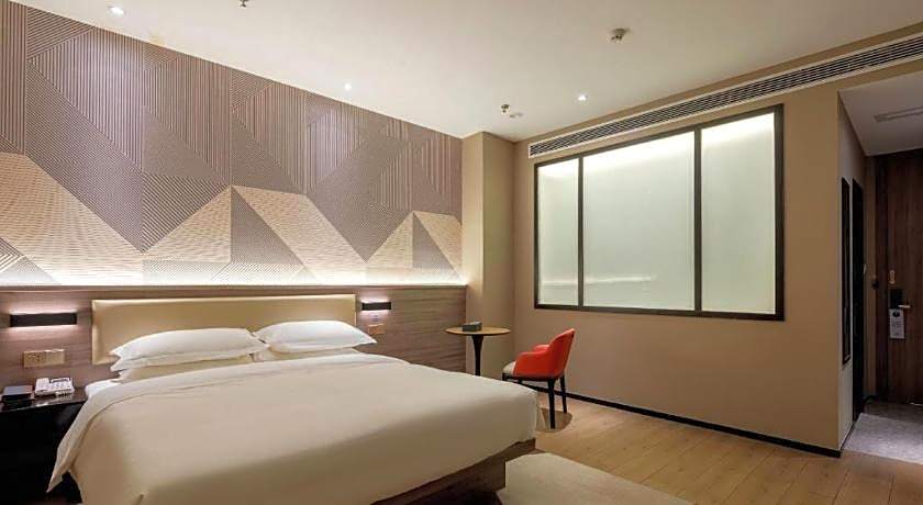 Borrman Hotel Korla Peacock River