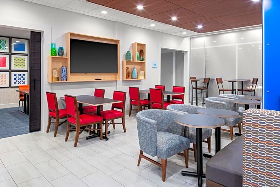 Holiday Inn Express & Suites - Wilmington West - Medical Park, an IHG Hotel