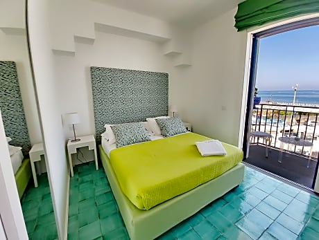 1 Queen Bed - Non-Smoking, Standard Room, Sea View, Balcony, Full Breakfast