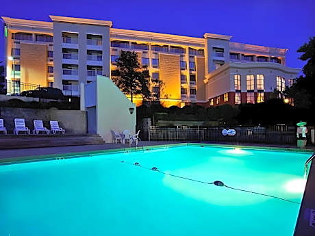 1 King Bed Standard Comm Access