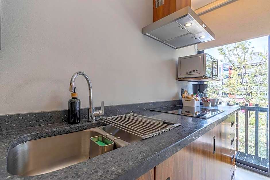 L104 New Studio apt 2Bdrm 1bath fits 6 AC Rooftop L104 New Studio apt 2Bdrm 1bath fits 6 AC Rooftop
