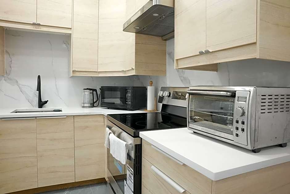 New Luxury Walkout Suite Near University-BY ROOM