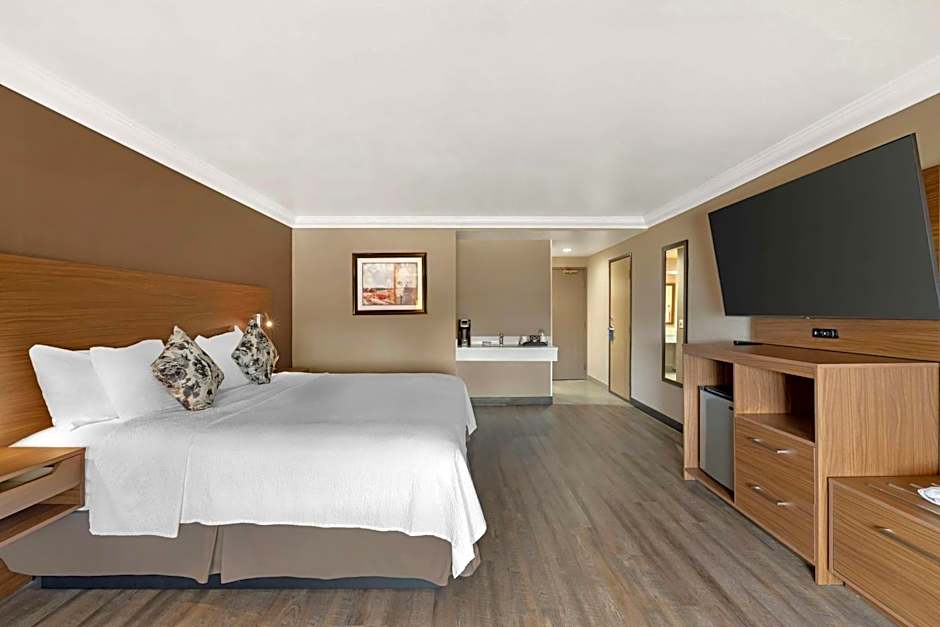 Best Western Plus Newport Mesa Inn