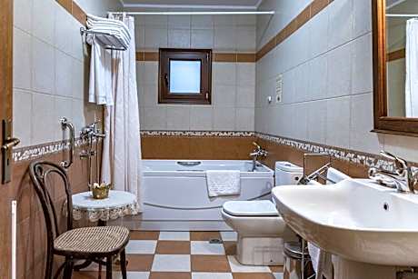 Deluxe Suite with Spa Bath