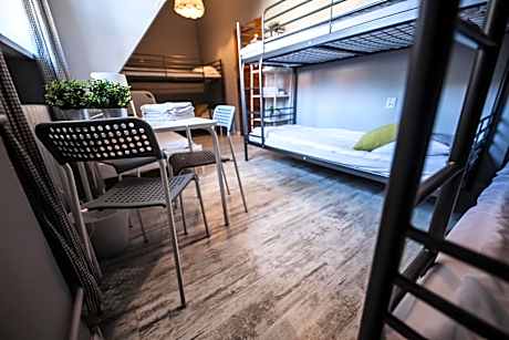 Family Room with Shared Bathroom (6 Adults)
