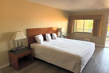 1 King Bed, Mobility Accessible Room, Smoking