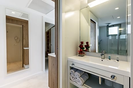 FAMILY APARTMENT 3 ADULTS + 1 CHILD