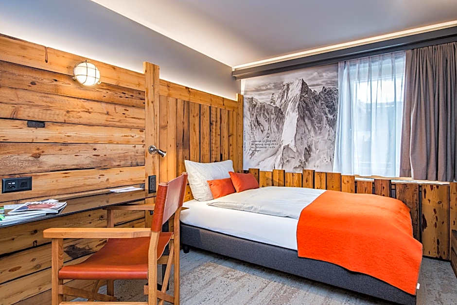 BaseCamp Hotel