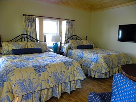 Superior Double Queen Cottage with Kitchenette and Sea View