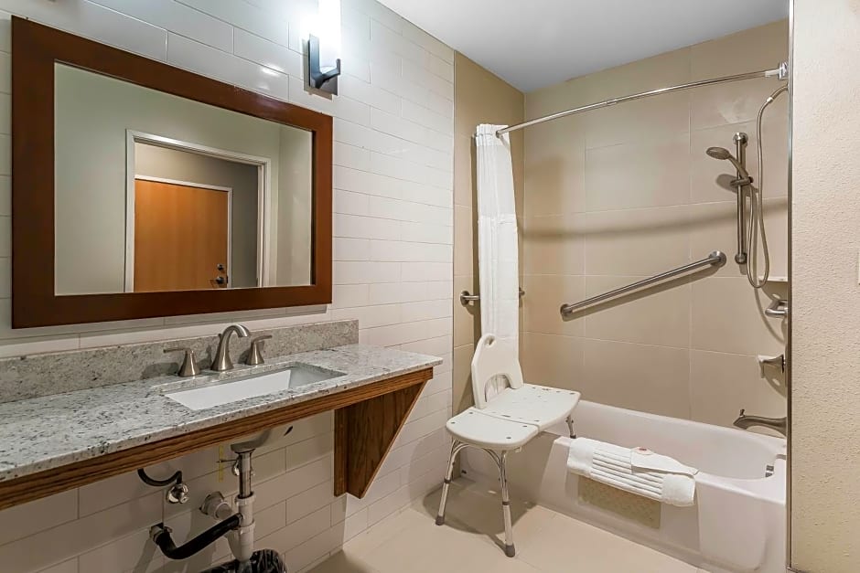 Comfort Suites University