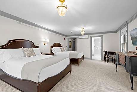 Deluxe Queen Suite