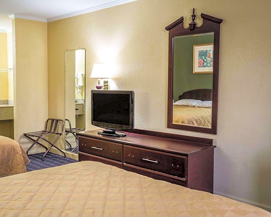 Rodeway Inn & Suites Plymouth Hwy 64