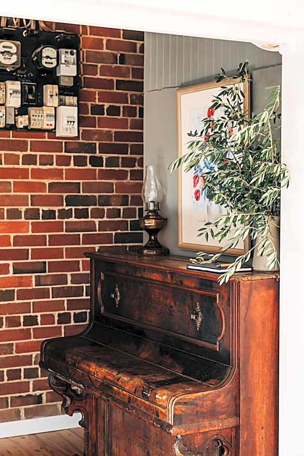 On Chapel St, The Royal Hotel Dalton