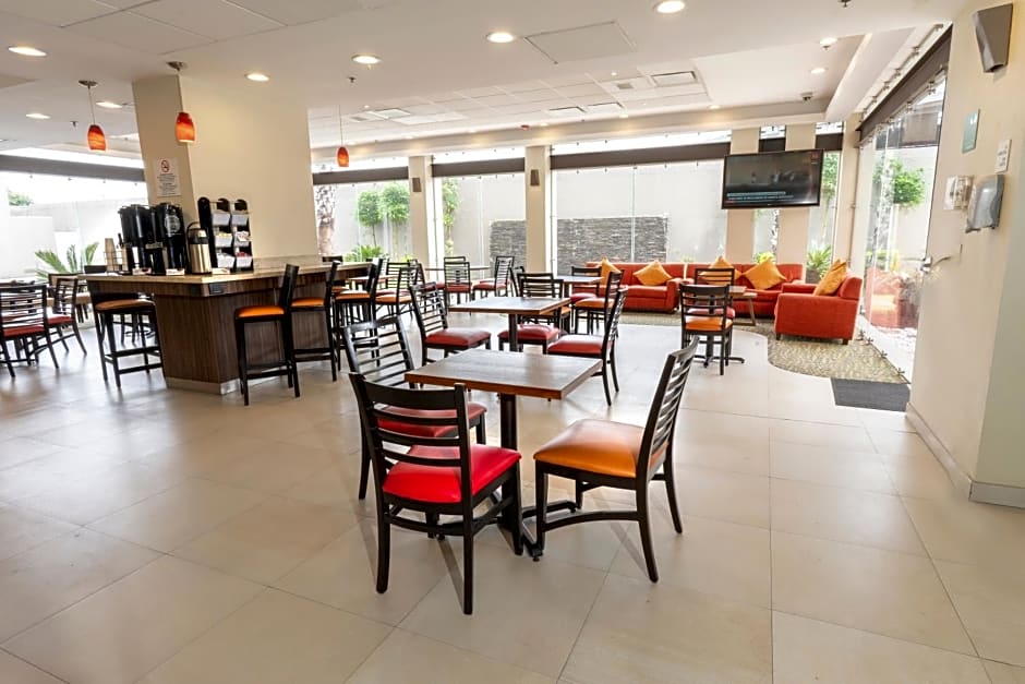 Holiday Inn Express & Suites Guadalajara Aeropuerto By IHG