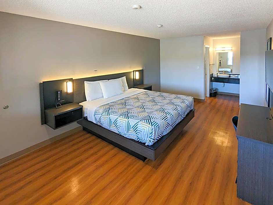 Photo 1 of 5 of 1 Queen Bed, Smoking
