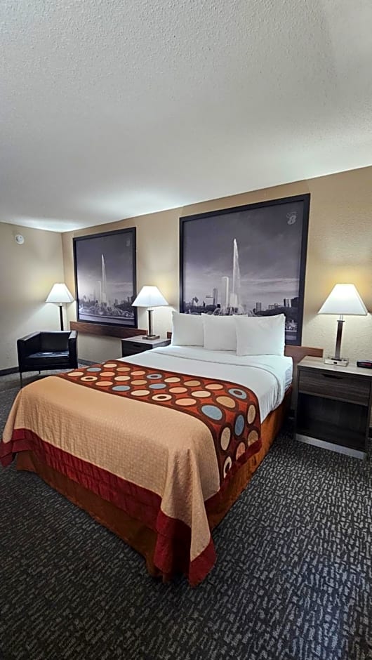 Super 8 by Wyndham Elgin