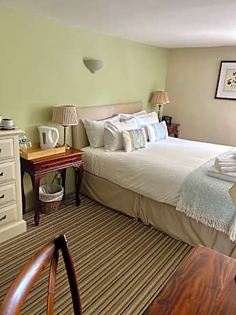 King-Deluxe-Ensuite with Shower-Landmark view