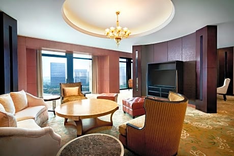 Club level, 1 Bedroom Larger Suite, Bedroom 1: 2 King, Bedroom 2:, Round bed, CBD Center view