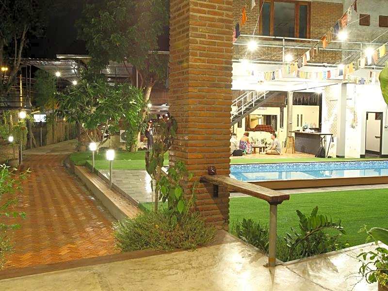 Above The Sea Boutique Hotel