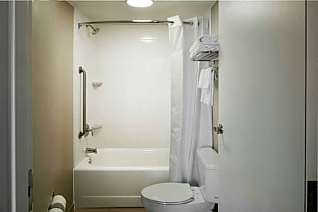 Studio, 2 Queen, Trundle Bed, Oceanfront, Low Floor, Balcony
