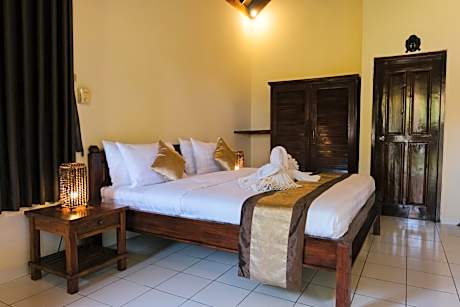 Deluxe Double Bungalow with Garden View