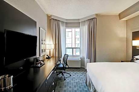 Queen Room with Roll-in Shower