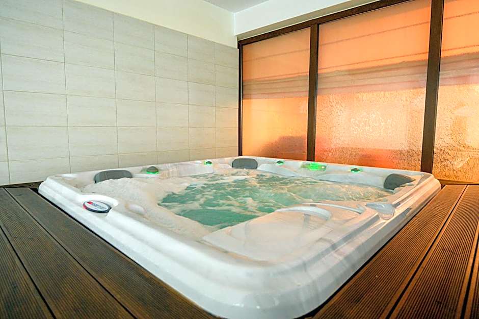 Parklands Hotel & Pool