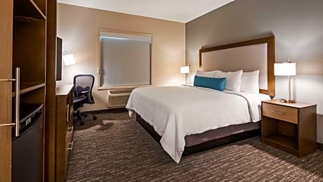 Accessible - 1 King, Mobility Accessible, Communication Assistance, Roll In Shower, Microwave And Re