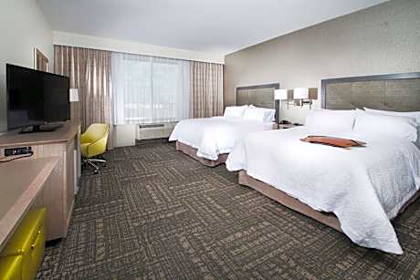 2 Queens Mobility Access W/tub Nonsmoking