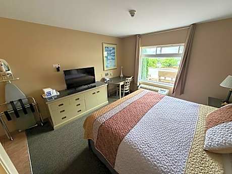 King Bed Accessible Non-smoking