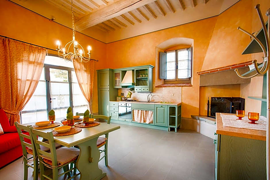 Farmhouse with swimming pool surrounded by greenery just 20 minutes from Arezzo