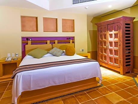 One-Bedroom King Suite with Balcony