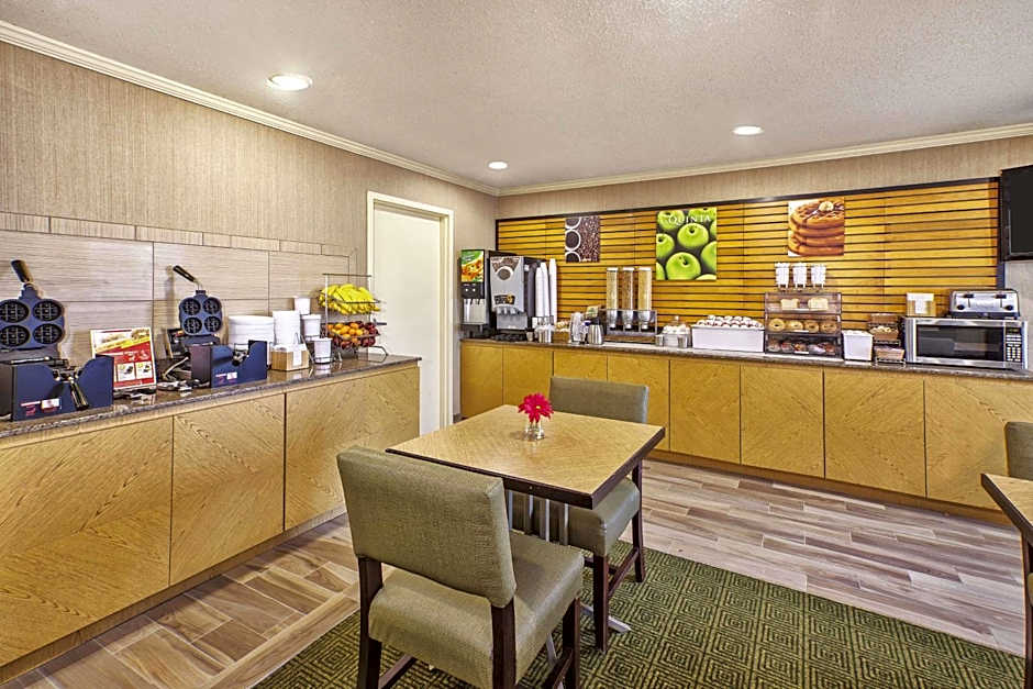 La Quinta Inn & Suites by Wyndham Toledo Perrysburg