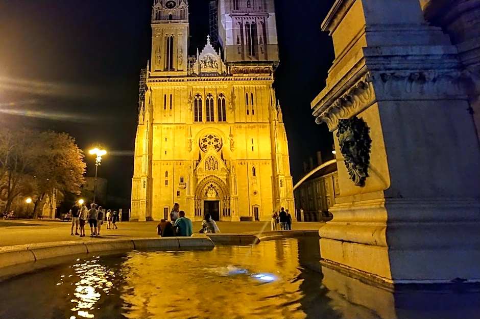 Lovecroatia Zagreb-'Paxnest' HOSTEL, No party! Cozy and quiet! Separated Men and women's Dormitory and Shower room! Indoor shoes provided! Lower beds with curtains for privacy! Maximum 4-5 beds per room! Fully prepared bed sheets! Have Laundry shop