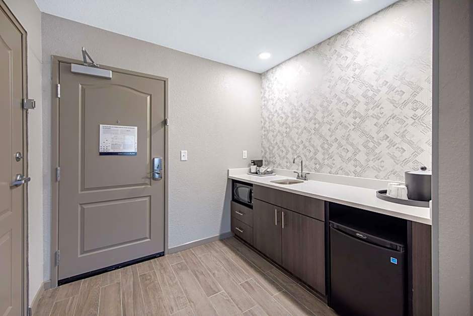 Studio 1 King Bed Suite, Hearing Accessible — 4 fotoğraftan 1. fotoğraf