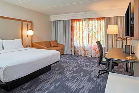 King Room with Adapted Tub - Mobility and Hearing Accessible
