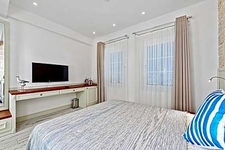 Deluxe Double Room (2 Adults + 1 Child)