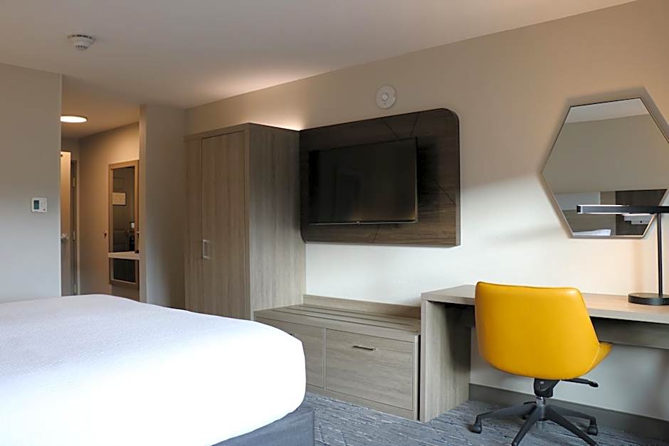 Holiday Inn Express & Suites Marquette By IHG