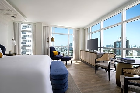 Club City View Room with 1 King Bed Roll-in Shower - Mobility and Hearing Accessible