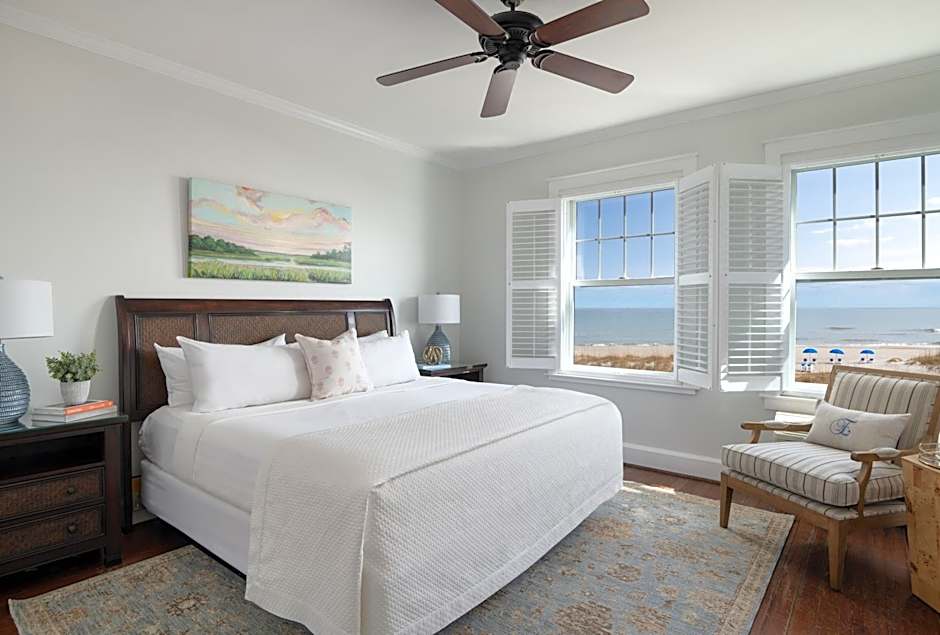 Photo 1 of 11 of 1 King Bed, Oceanfront View