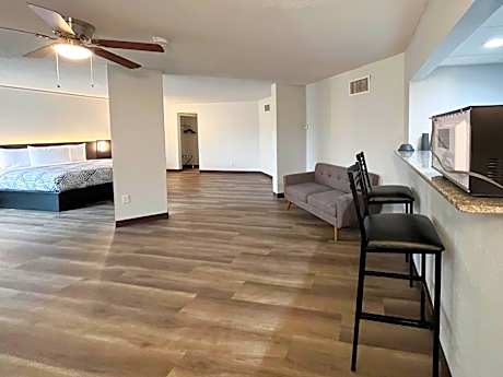 Deluxe King Room - Non-Smoking