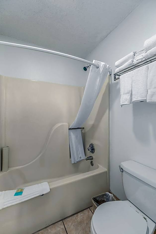 Crossroads Inn & Suites