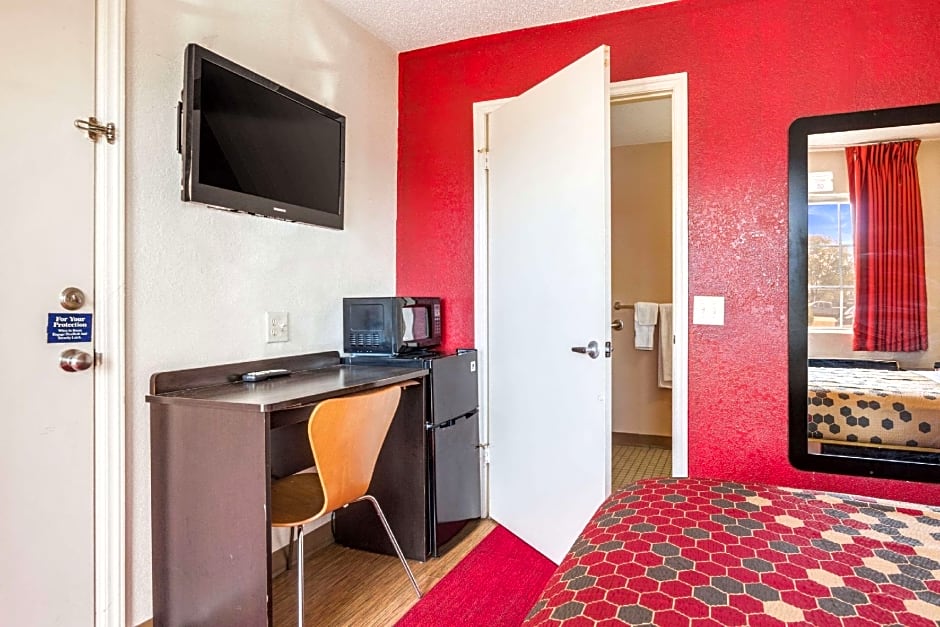 Econo Lodge Inn & Suites – Terre Haute, IN