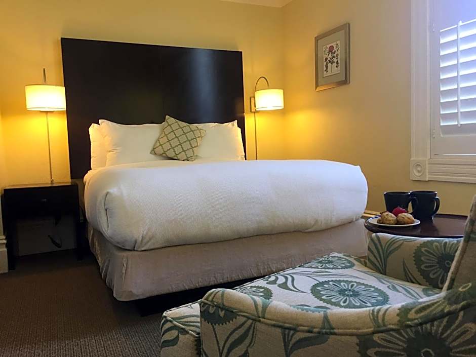 Photo 1 of 4 of Petite 1 Queen Bed