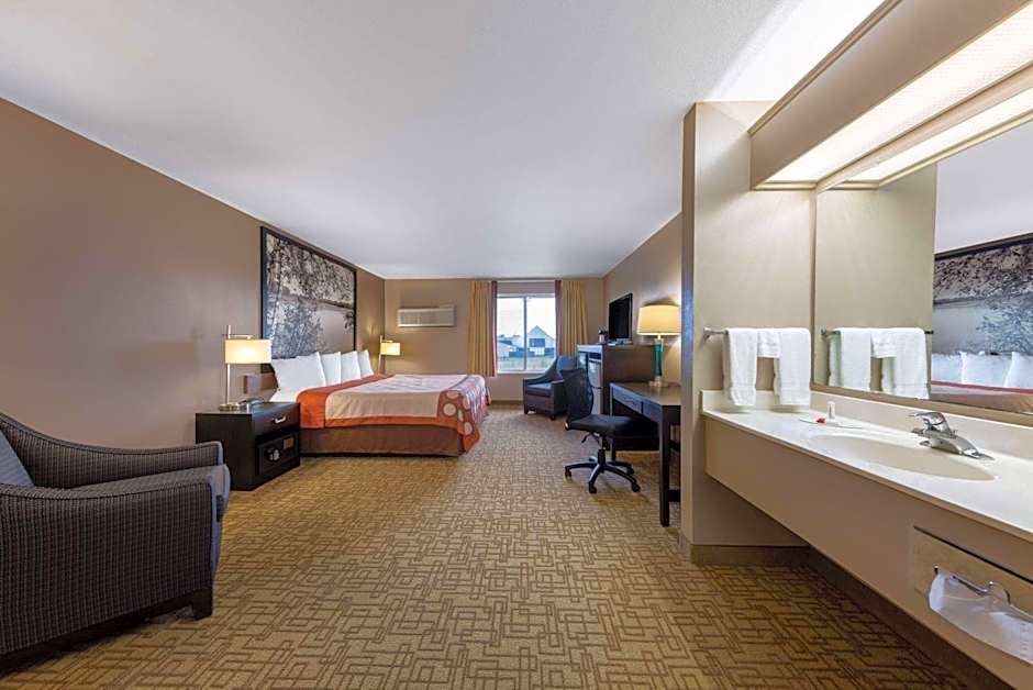 Super 8 by Wyndham Jackson MN