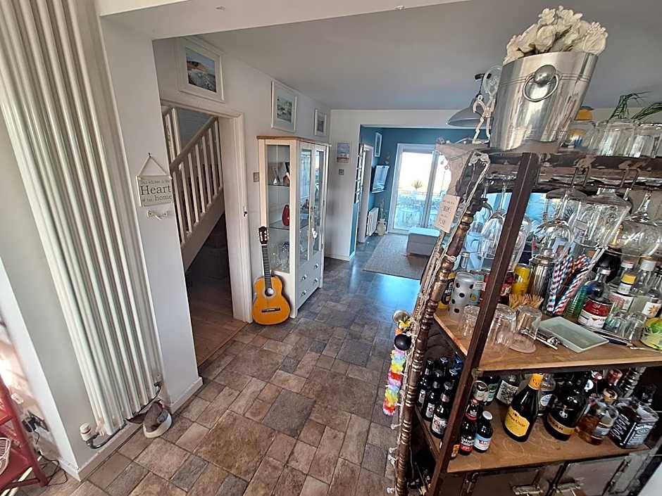 By the sea, home from home sleeps 6